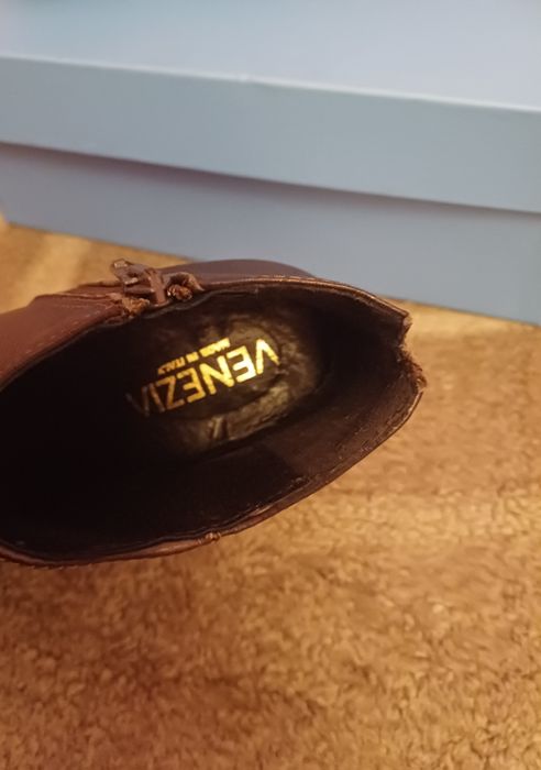 Botki Venezia 37, na koturnie, skóra