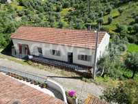 Moradia perfeitamente habitável com garagem e terreno situada a 3 k...