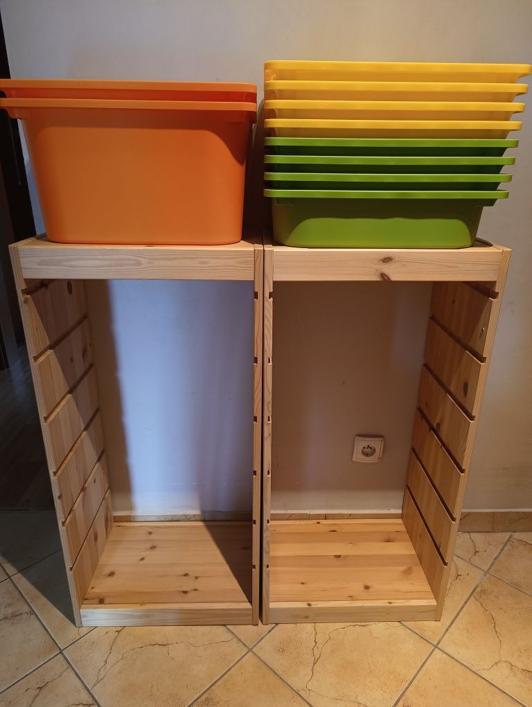 Dwa regały z pojemnikami IKEA jasna sosna
