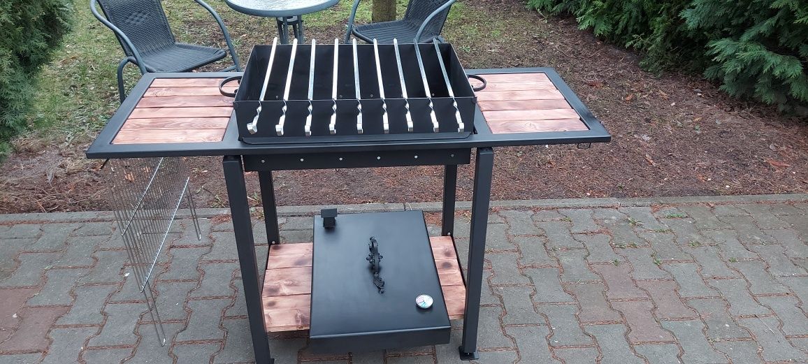 Nowy  grill  ładnie wygląda.