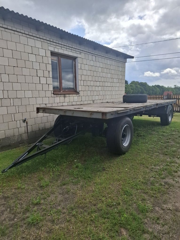 Przyczepa rolnicza. Platforma do bel. Długość 7.3 m.