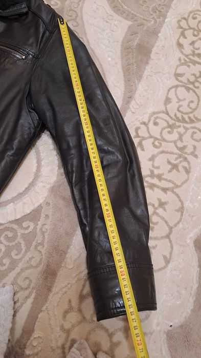 Чоловіча шкіряна куртка з хутром
Чоловіча шкіряна куртка з натуральни