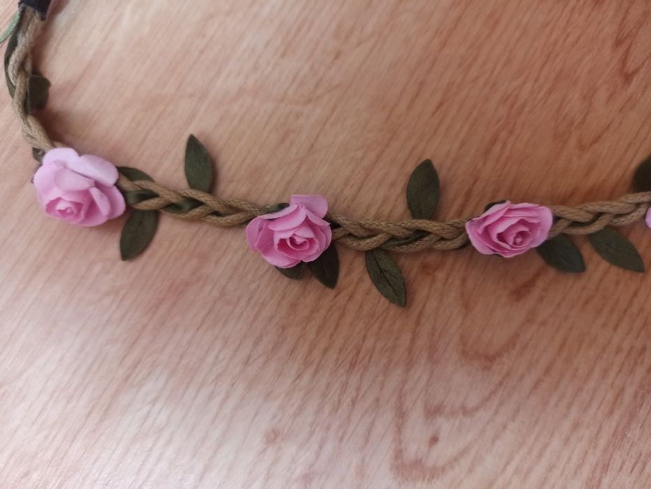 Opaska na włosy z kwiatkami na gumce