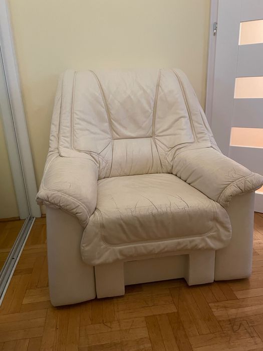 Rozkładana kanapa i fotel z podnóżkiem = komplet