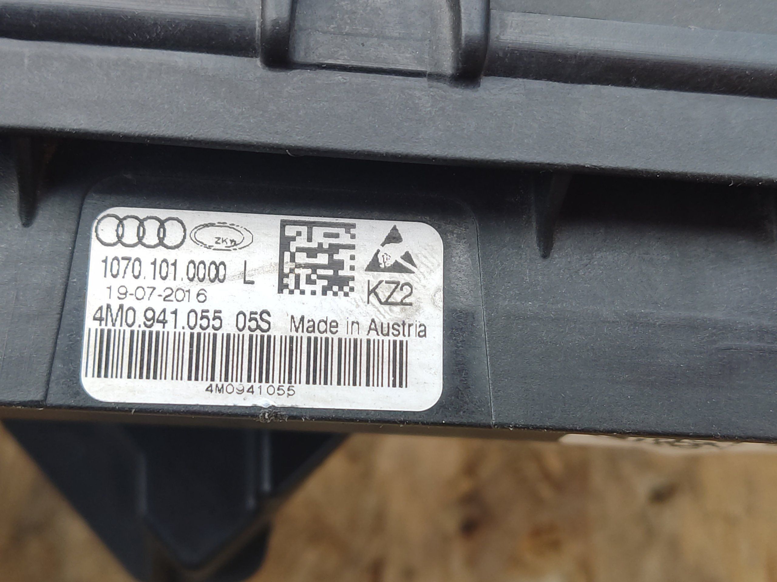 Audi Q7 e-tron 16- фара LED ДХО левый дневной ходовой огонь 4M0941055