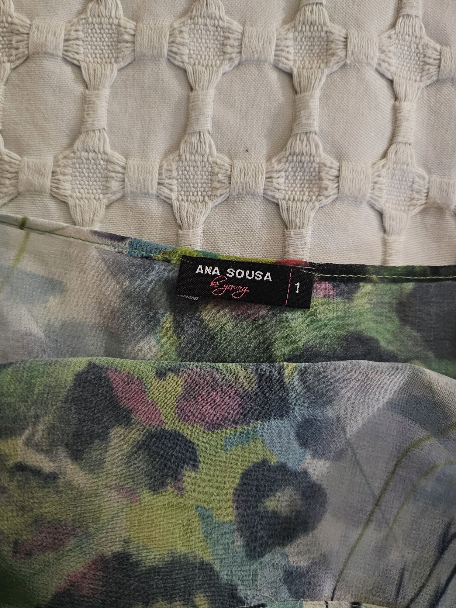 Blusa sem manga e assimétrica