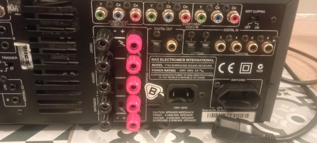 Amplituner NAD T-752