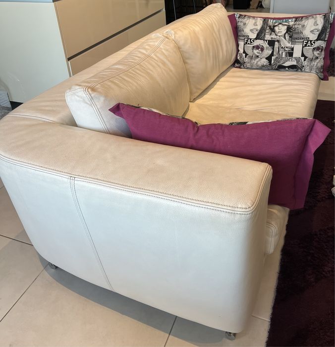 Sofá branco com almofadas