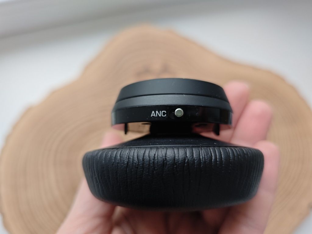 Бездротові Bluetooth навушники Poly Voyager Focus UC з шумопоглинанн