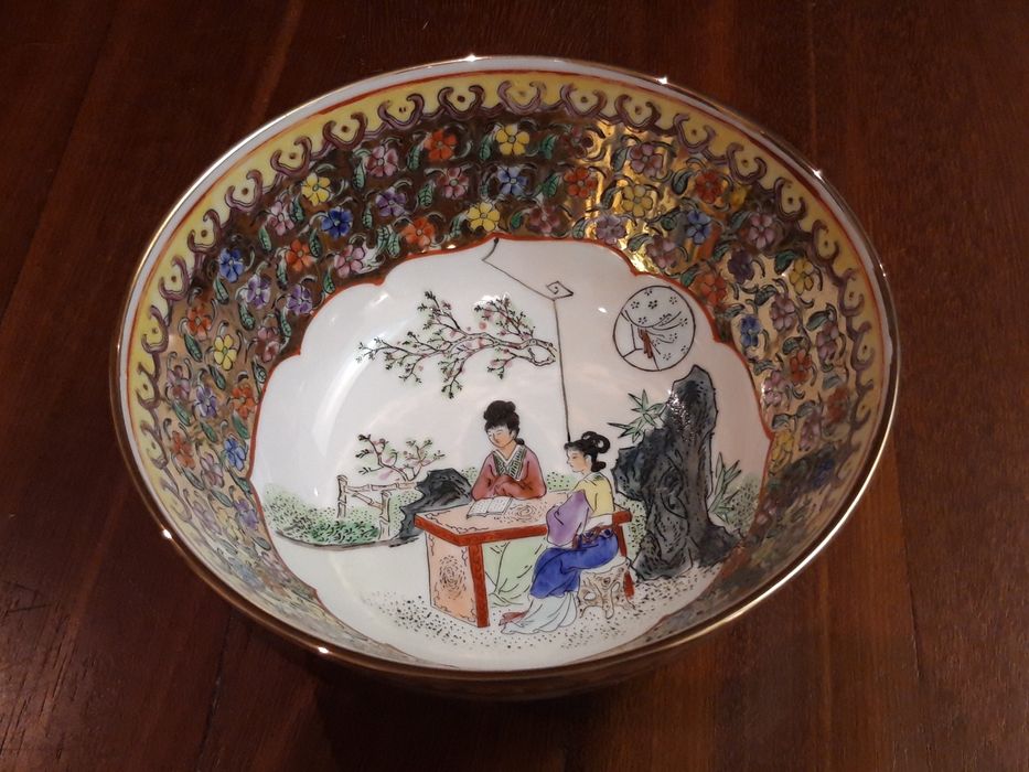 Taça de porcelana chinesa de Cantão com motivos orientais coloridos