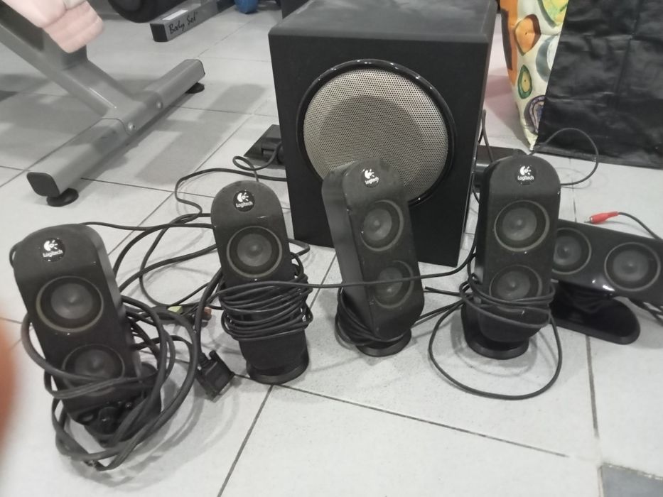 Colunas marca Logitech