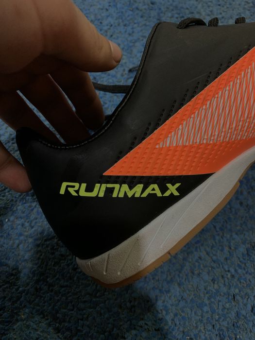 Продам футзалки нові