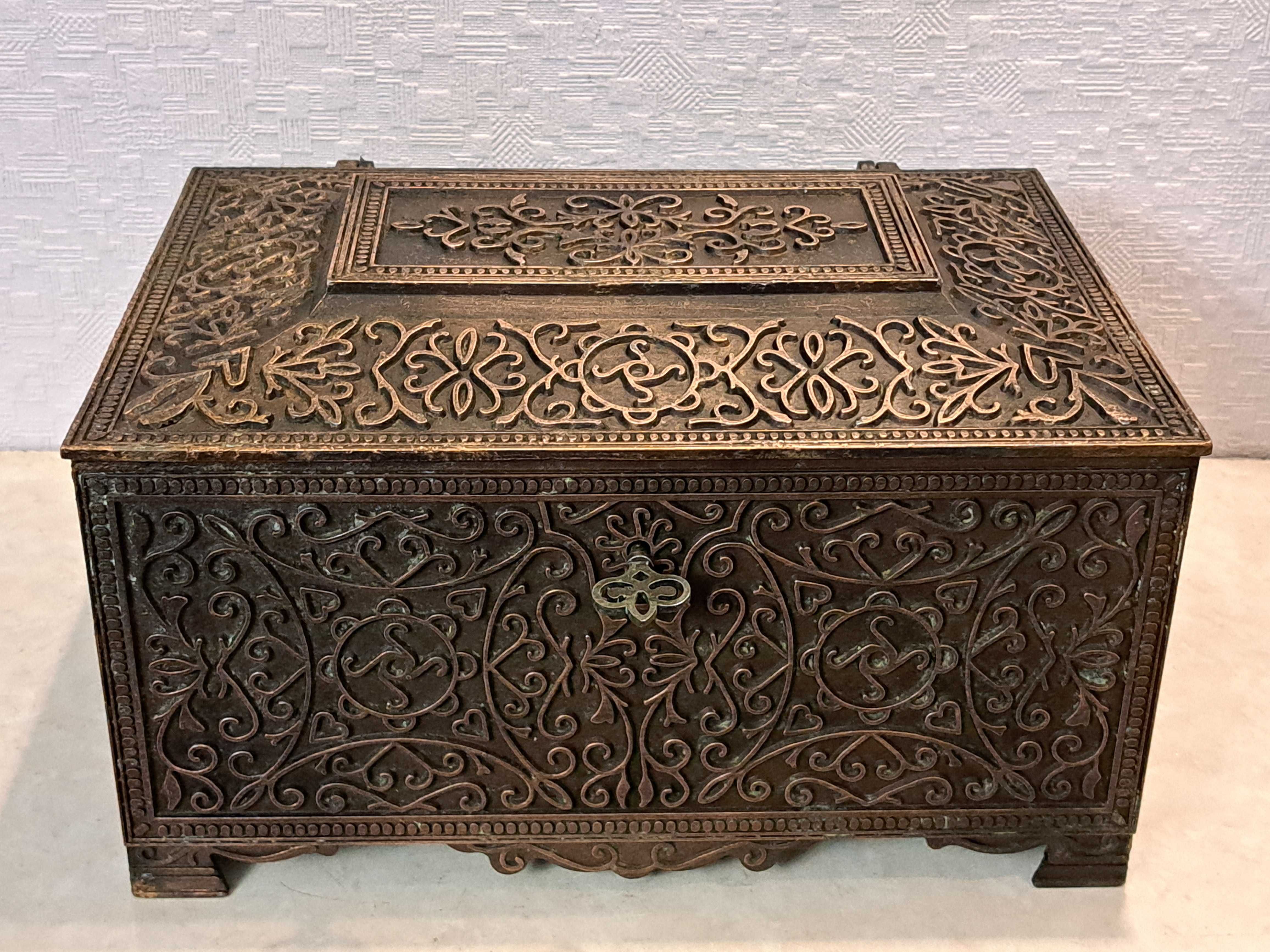Бронзовая шкатулка коллекционная СССР, ларец - силумин. медь 80г.