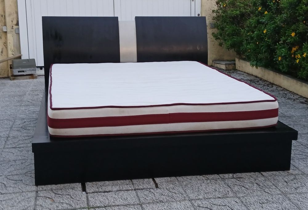 Vendo CAMA de CASAL GRANDE,MODERNA com estrado, COLCHÃO e 4 gavetas.