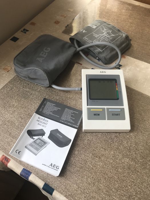 Ciśnieniomierz naramienny AEG.