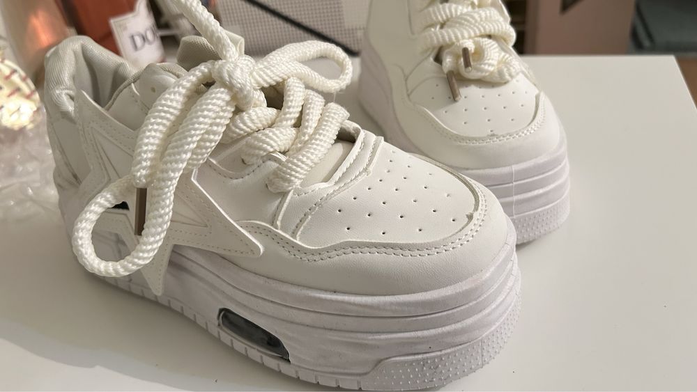 Białe Buty na wysokiej platformie..