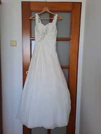 suknia ślubna z trenem i welonem