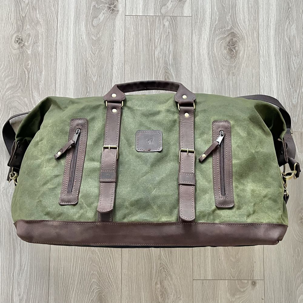 Duża torba podróżna ze skóry i bawełny woskowanej zielono-brązowa.