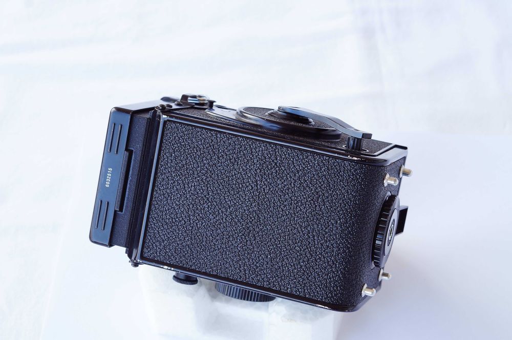 Aparat Yashica MAT-124 G w ładnym stanie z futerałem