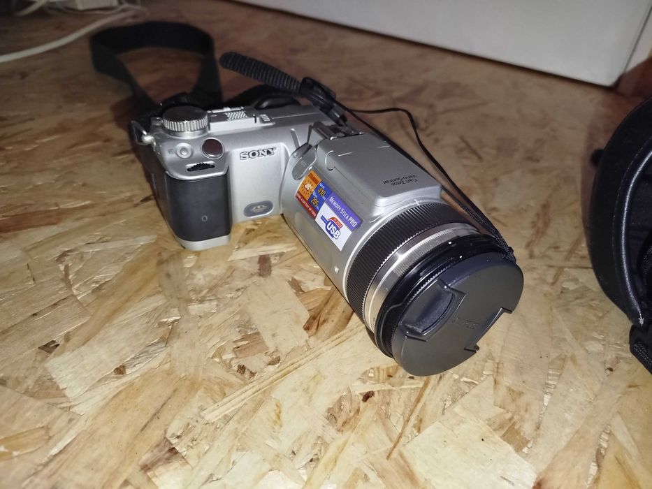 Câmara SONY DSC-F717