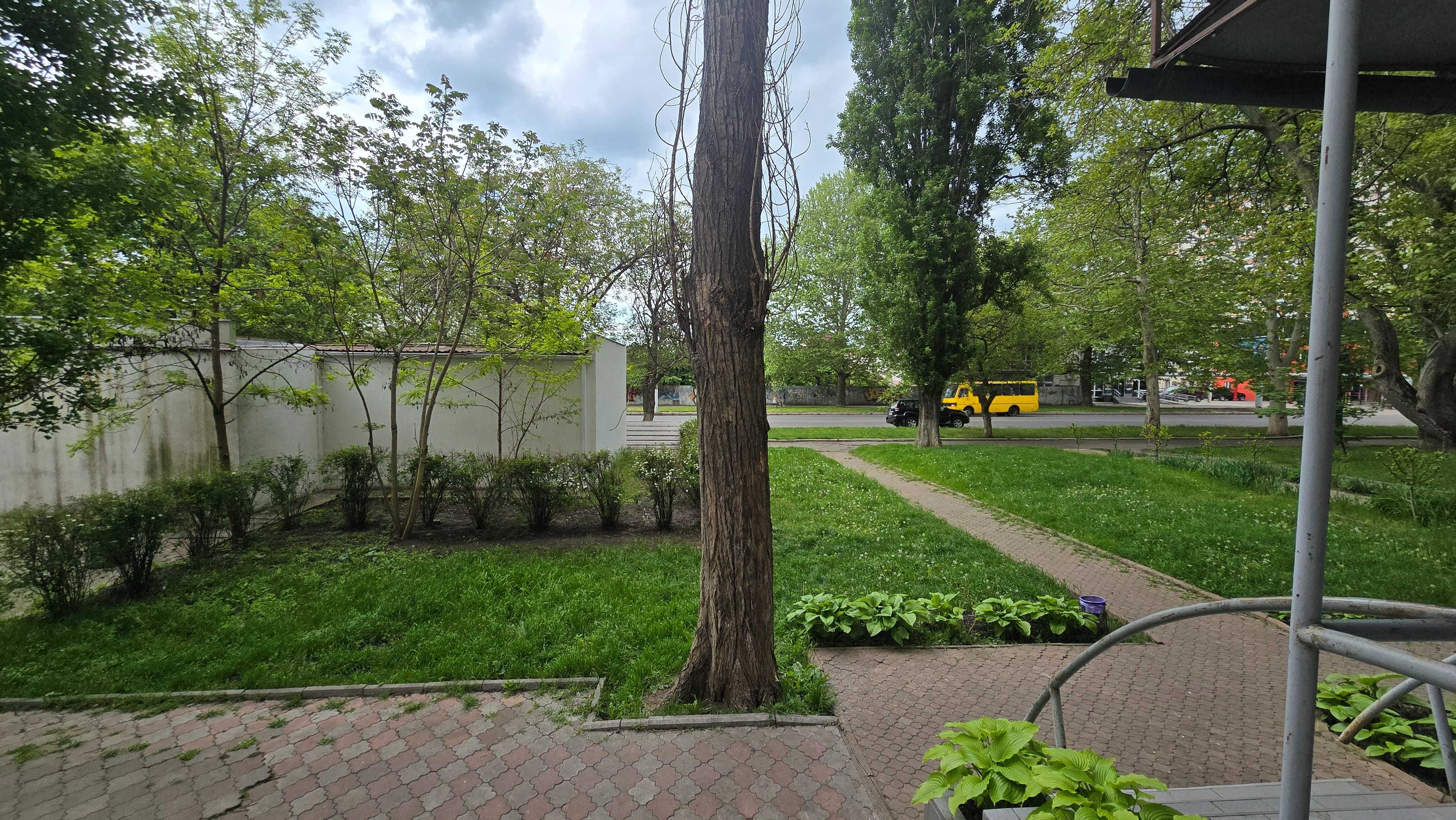 Продам нежилое помещение 52 м2, под офис, магазин, банк. Ак. Королева