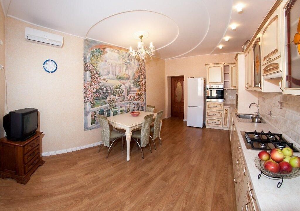 3-к, вул. Європейська 40в, Центр