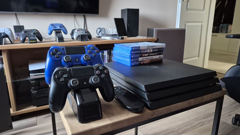 Sony PlayStation 4 Pro ,2 pady,pilot,ładowarka + 5 gier