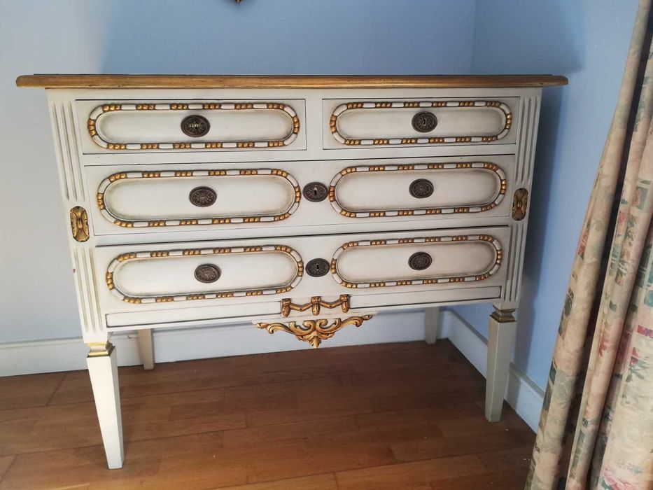 Cómoda de madeira estilo Louis XV