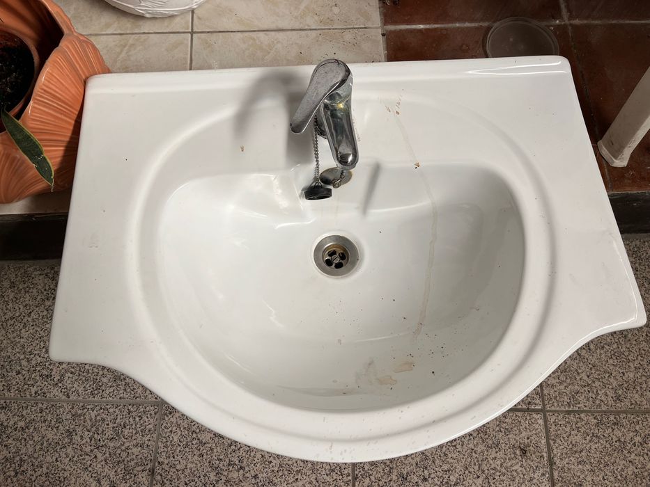 Lavatório de casa de banho usado