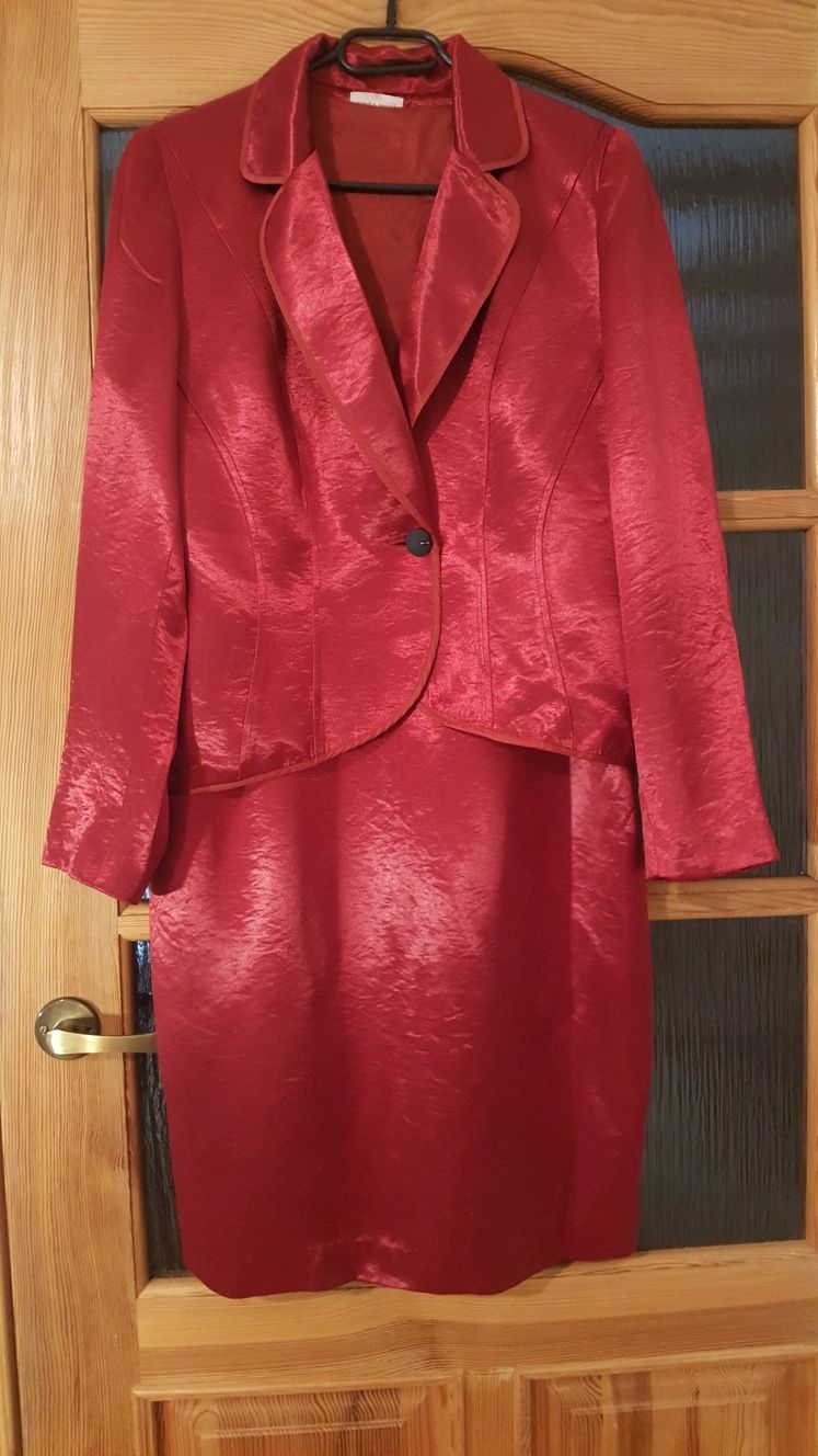 Elegancki ciemno-czerwony komplet sukienka i marynarka.