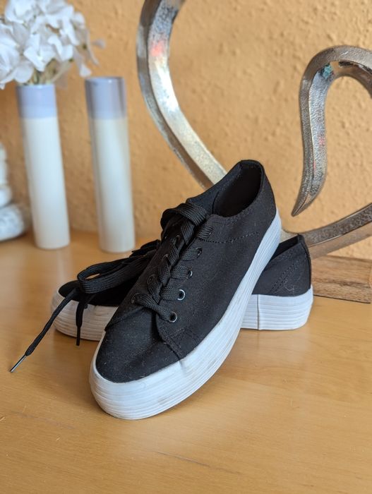 Czarne trampki na platformie Vty