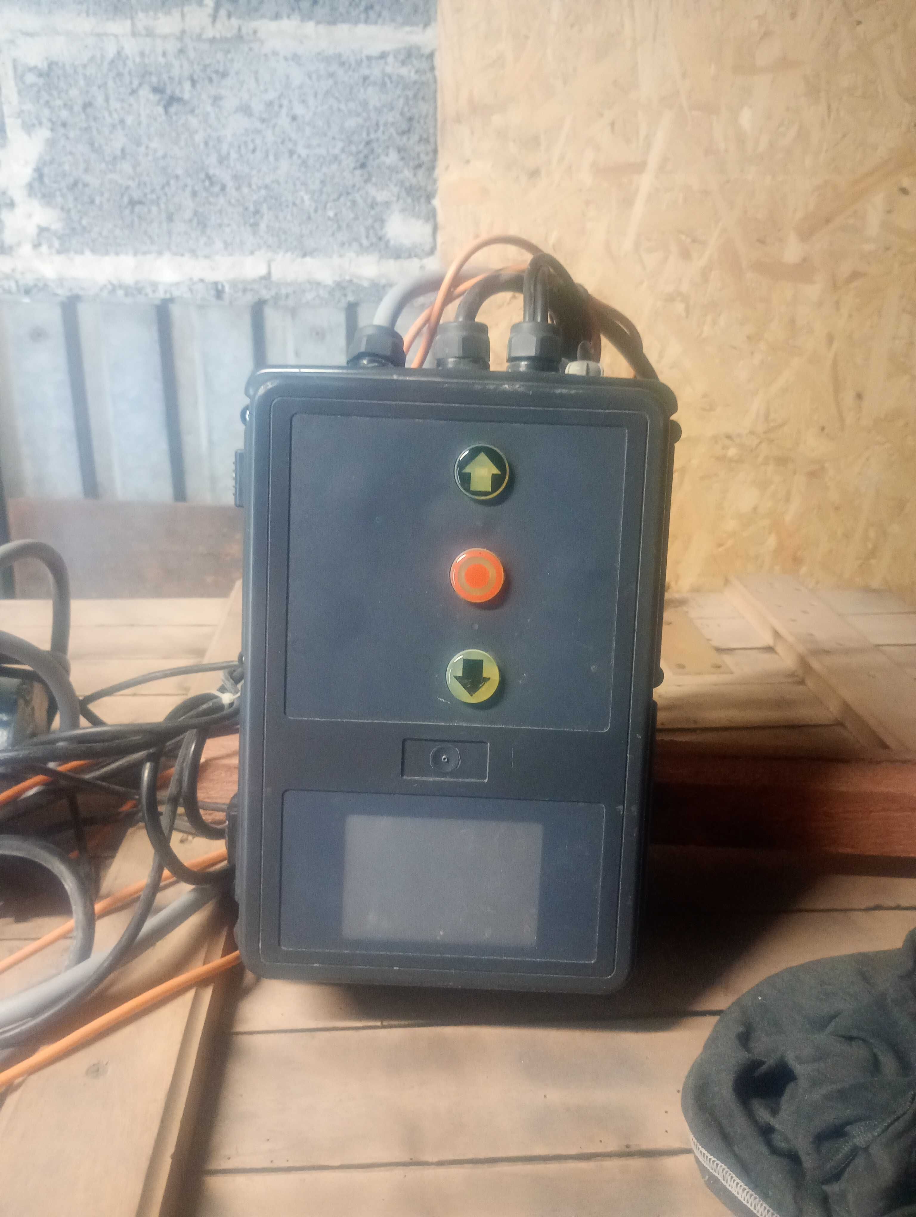 Skrzynka sterownik  wraz z silnikiem elektrycznym i przekładnią