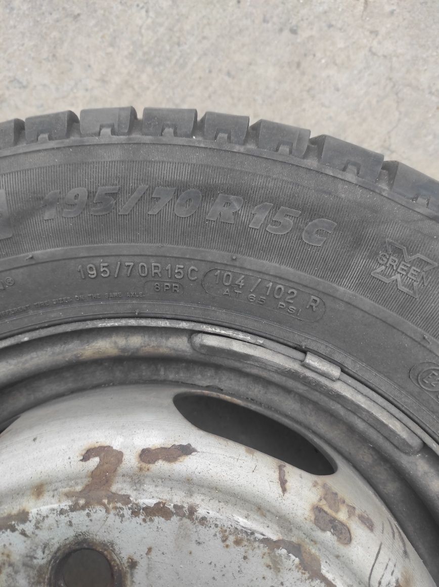 Продам диски з шинами 195/70R15C до спрінтера на спарці