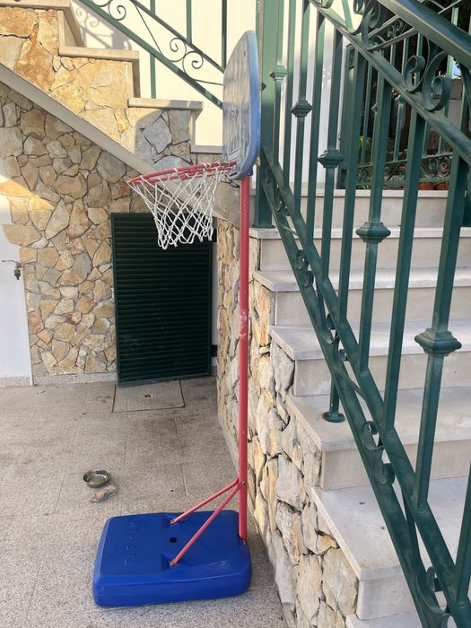 Basquetball cesto com pé