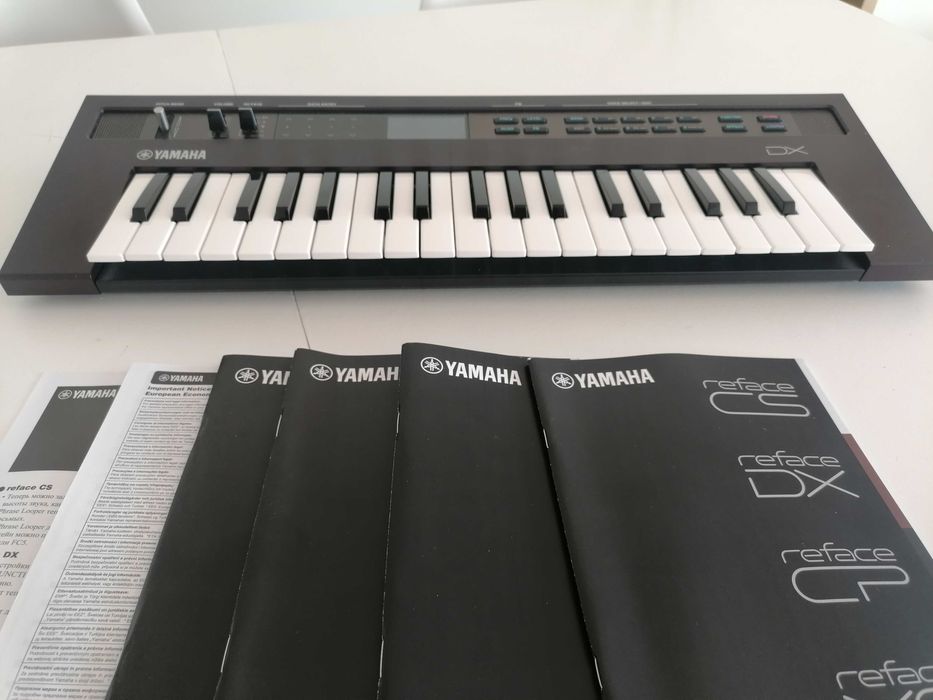 Vendo teclado digital Yamaha Reface DX, som incrível e portátil!