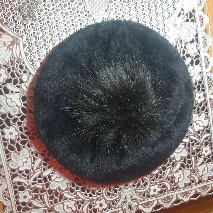 Beret czarny marki Monnari z pomponem lisa.