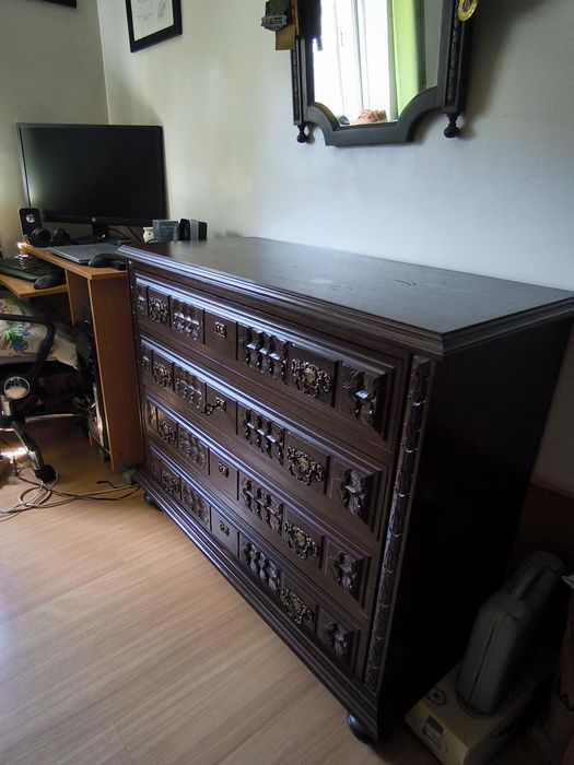Vendo cómoda de quarto vintage de madeira escura trabalhada
