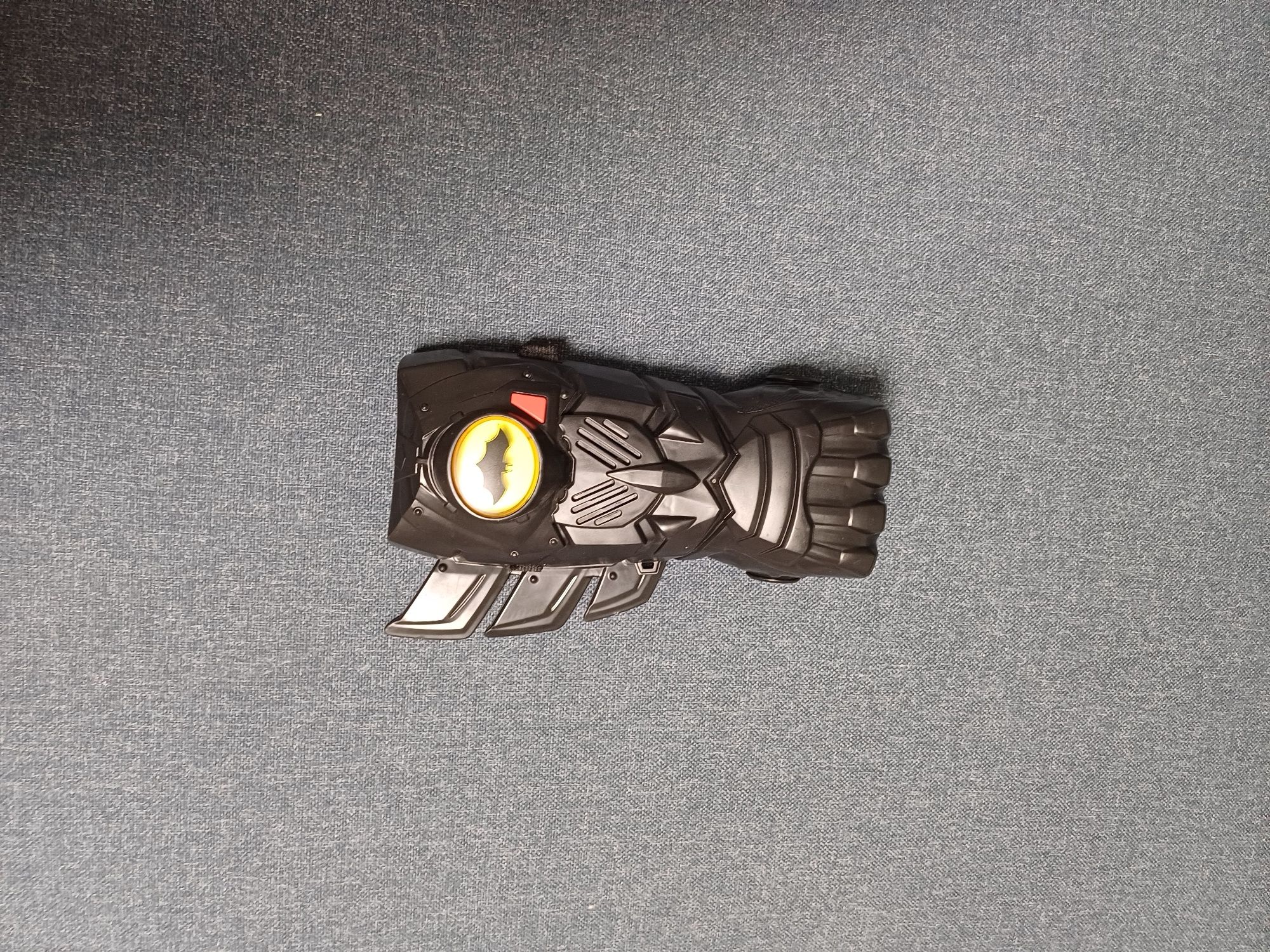 Brinquedos batman e homem ferro