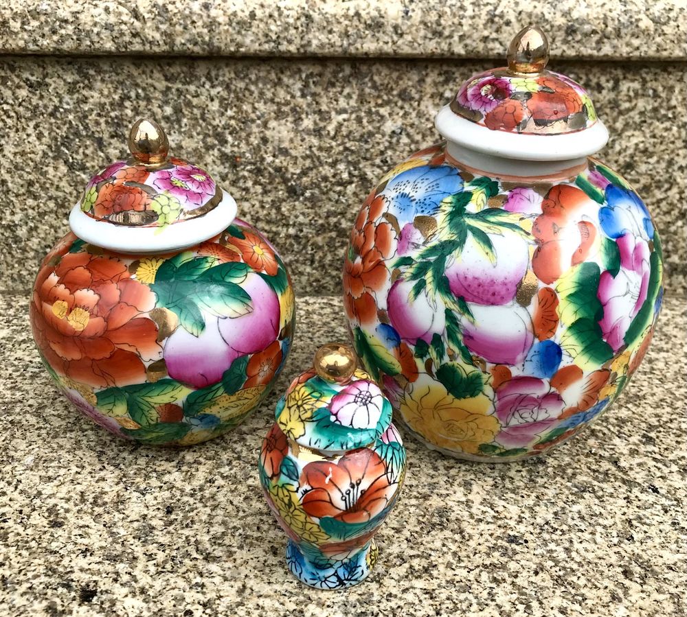 Conjunto de três jarros de porcelana chinesa