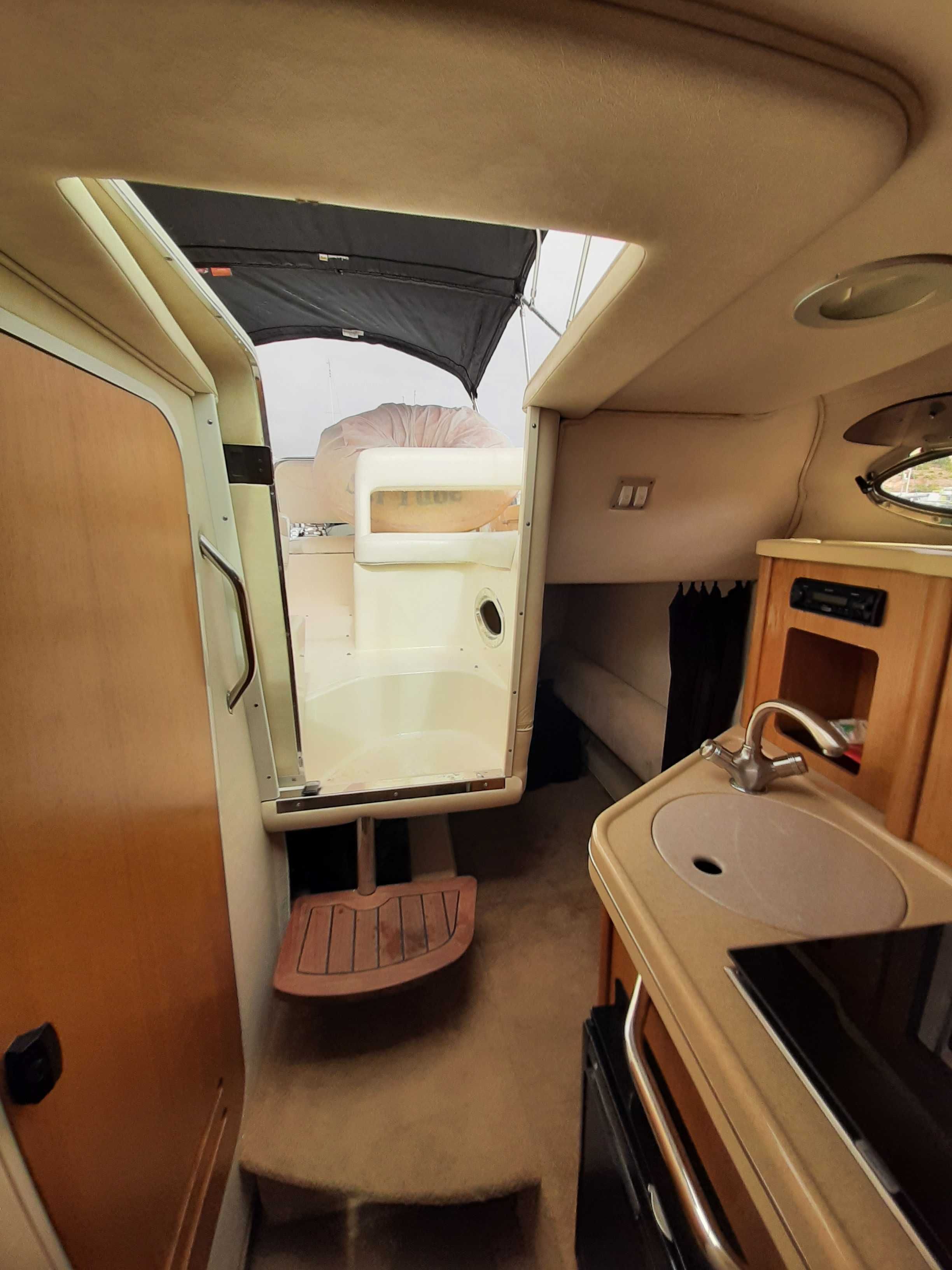 Barco Sea Ray 255 Sundancer - Conforto, Potência e Estilo
