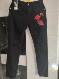 Chłopięce spodnie jeansowe z nadrukiem róży