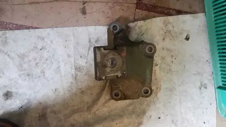 audi a6 c6 2.4v6 łapa silnika 4f0199308n