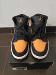 Ténis Homem: Nike - Jordan 1 Mid - Black-Vivid Orange