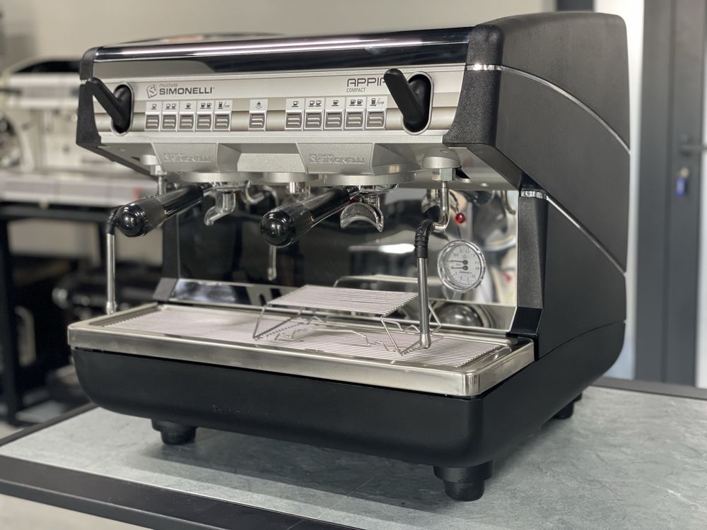 Профессиональная кофемашина Nuova Simonelli Appia II compakt 2GR б/у