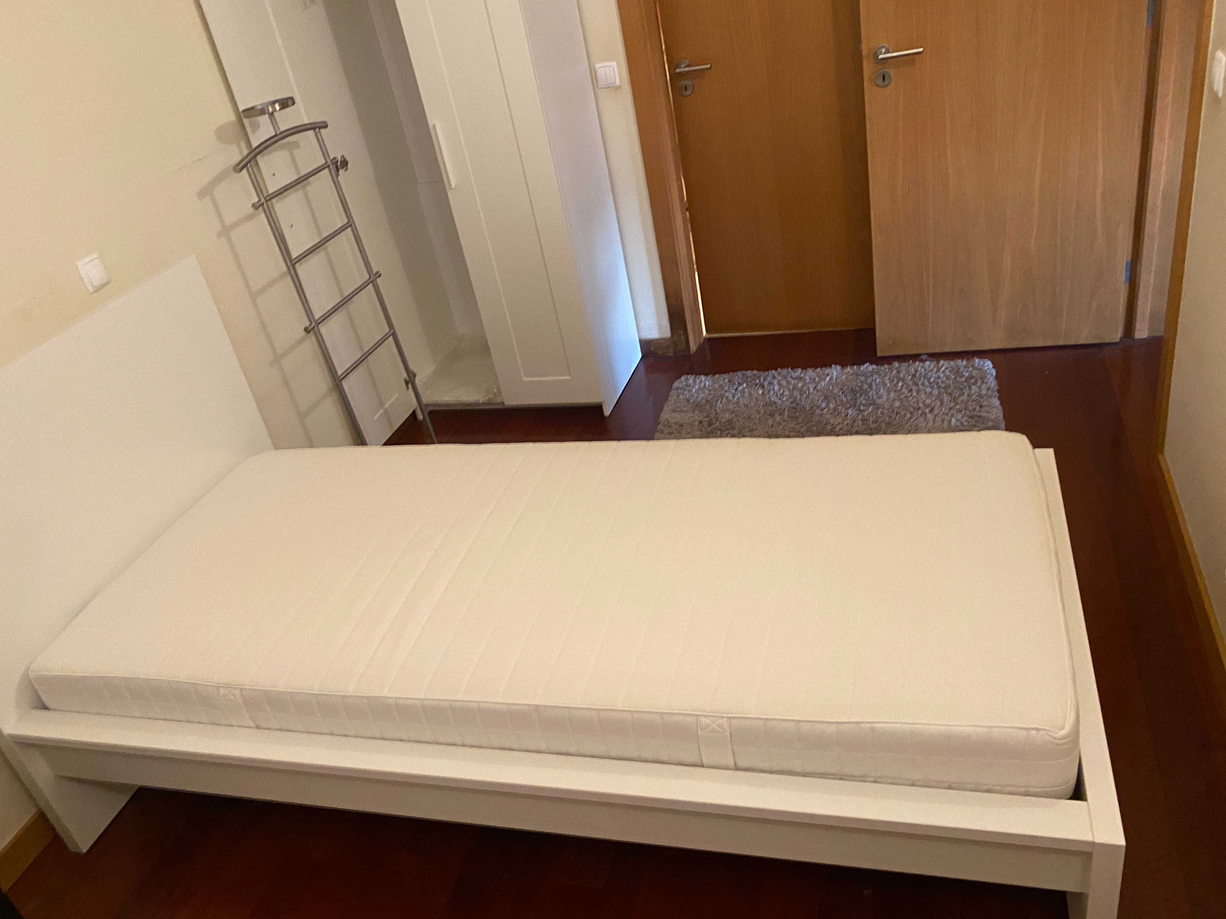 Cama de solteiro e colchão IKEA