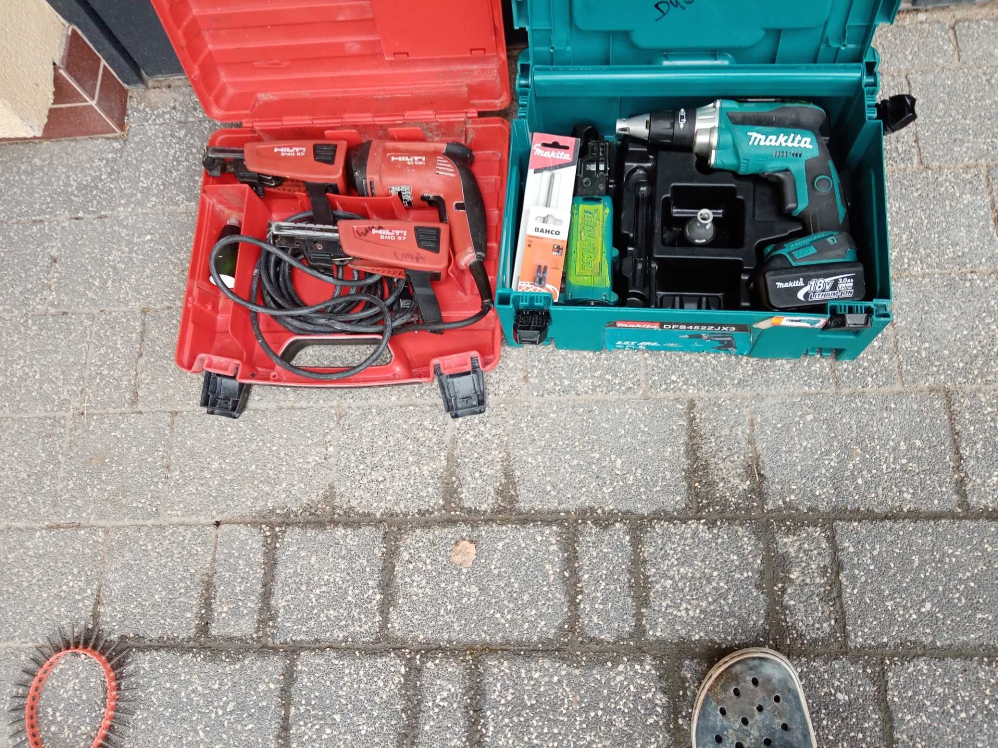 Wkrętarka taśmowa do płyt gipsowo kartonowych Makita DFS 250 + Bateria