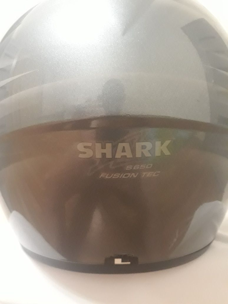Продаю мотошолом фірми Shark в чудовому стані розмір L.