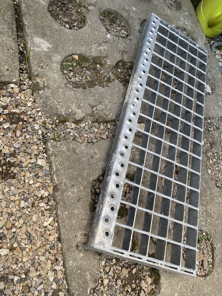 Stopien do schodow metalowych