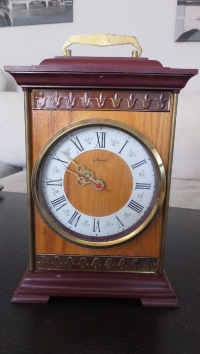 настольные каминные часы "Маяк" в деревянном корпусе времен СССР