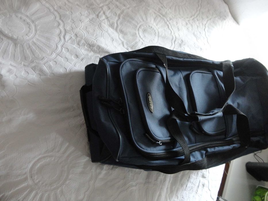 Vendo  mala  de  viagem ,porao  em  bom  estado.